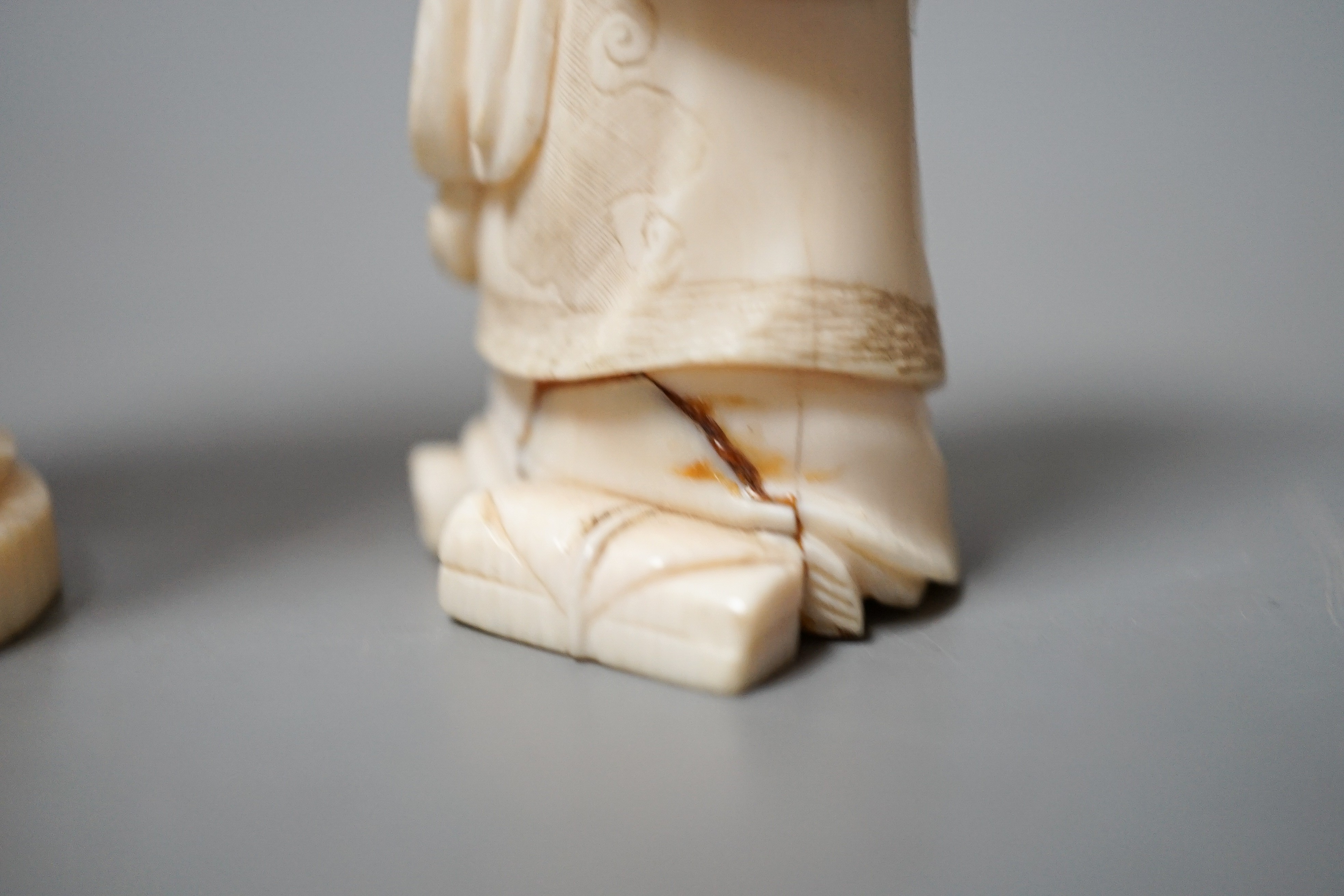 Two Japanese ivory figures of a bijin and a sage, early 20th century 12cm
